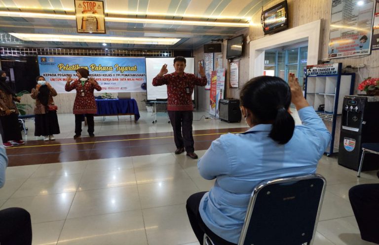 Pelatihan Bahasa Isyarat Kepada Pegawai Kantor Imigrasi Kelas II TPI Pematangsiantar