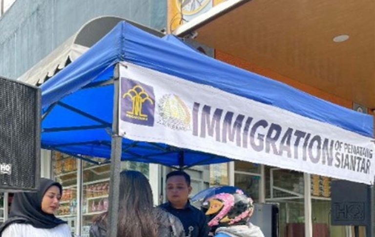 Penyebaran Informasi Kantor Imigrasi Bagi Bagi Brosur Di Sidikalang